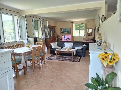Foto Villa bifamiliare a Vallebona Centro di 194 m² con 6 locali in vendita
