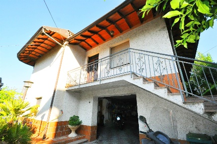 Foto Villa bifamiliare a Arcola di 240 m² con 7 locali in vendita