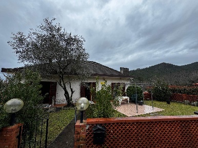 Foto Appartamento a Deiva Marina Piazza di 126 m² con 5 locali in affitto