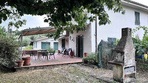 Foto Villa unifamiliare in Via Falciano, Buggiano di 200 m² con 7 locali