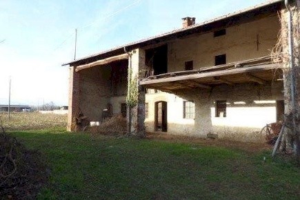 Foto Rustico a Boves Centro di 617 m² con 14 locali in vendita