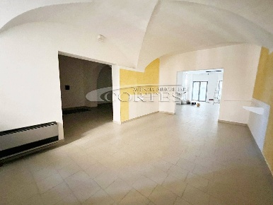 Foto Locale commerciale a Umbertide di 100 m² con 3 locali in affitto