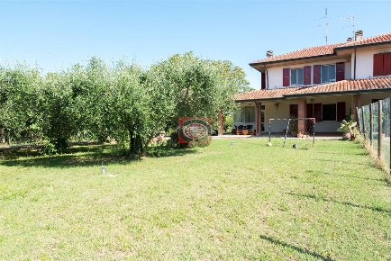 Foto Villa bifamiliare a Cesena Macerone di 208 m² con 5 locali in vendita