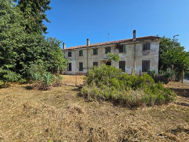 Foto Rustico a Borgo Virgilio di 350 m² con 8 locali in vendita