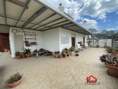 Foto Appartamento in Viale XX Settembre, Carrara di 152 m² con 6 locali