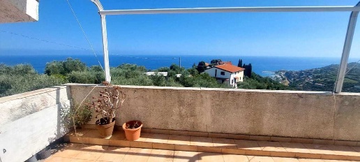 Foto Mansarde in Strada del colle, Imperia Poggi di 85 m² con 3 locali