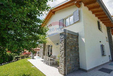 Foto Villa unifamiliare in Via Rossini, Sant'Omobono Terme di 245 m²