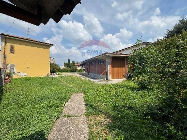Foto Villa singola in via Piave, Treviolo Centro di 345 m² con 6 locali
