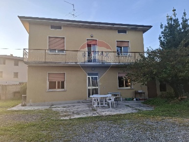Foto Villa singola in via Piave, Treviolo Centro di 345 m² con 6 locali