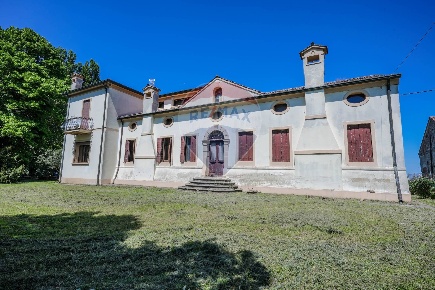 Foto Villa singola a Rovigo di 630 m² con 11 locali in vendita