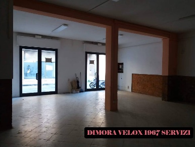 Foto Locale commerciale in via della pace, Cascina Centro di 140 m²