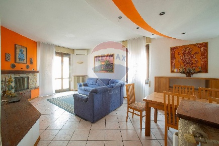 Foto Case semi ndipendenti a Costa Volpino Centro di 274 m² con 4 locali