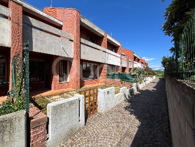 Foto Villa a schiera in Via Emilia, Tavagnacco Feletto Umberto di 180 m²