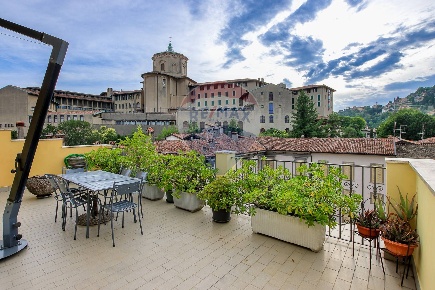 Foto Attico in piazza mascheroni, Bergamo Città Alta di 90 m² con 2 locali