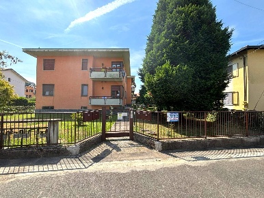 Foto Appartamento in Via Cavalier Brusa, Malnate di 110 m² con 3 locali
