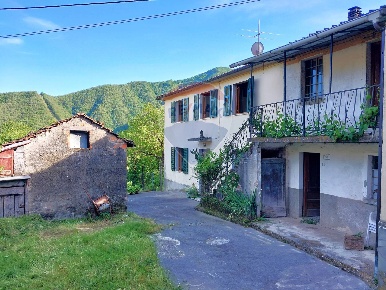 Foto Casa indipendente in Frazione Paretola, Zeri di 169 m² con 9 locali
