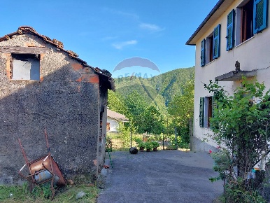 Foto Casa indipendente in Frazione Paretola, Zeri di 169 m² con 9 locali