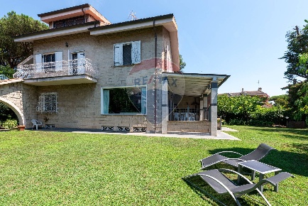 Foto Villa unifamiliare in Via Euripide, Roma Axa di 466 m² con 10 locali