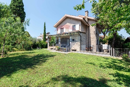Foto Villa unifamiliare in Via Euripide, Roma Axa di 466 m² con 10 locali