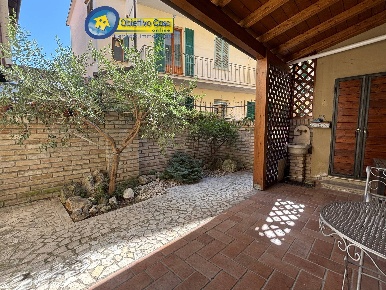 Foto Appartamento in via orto agrario, Teramo Centro di 165 m² con 5 locali