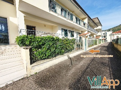 Foto Appartamento in Via Antonio Canova, Fondi Centro di 115 m² in vendita