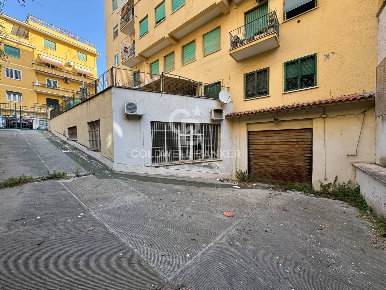 Foto Locale commerciale in VIA DI VIGNA FABBRI, Roma Appio Latino di 675 m²