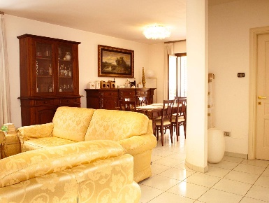 Foto Appartamento in VIA IROMA, Nocera Superiore di 310 m² con 9 locali