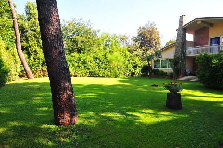 Foto Villa unifamiliare a Pietrasanta di 180 m² con 8 locali in vendita