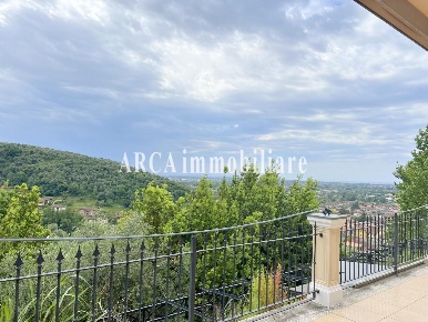 Foto Villa unifamiliare a Pietrasanta di 270 m² con 7 locali in vendita