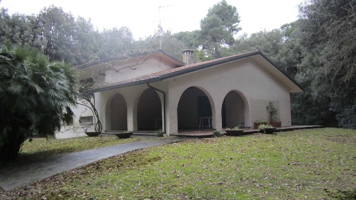 Foto Villa unifamiliare a Pietrasanta di 200 m² con 8 locali in vendita