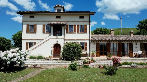 Foto Villa unifamiliare a Montecassiano di 426 m² con 11 locali in vendita