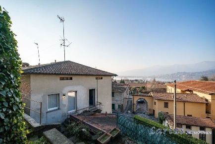 Foto Casa indipendente in via Vittorio Veneto, Bosisio Parini Centro