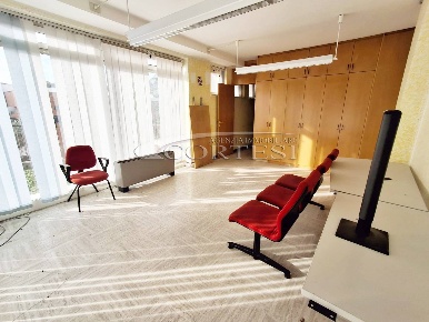 Foto Locale commerciale a Perugia di 130 m² con 6 locali in vendita