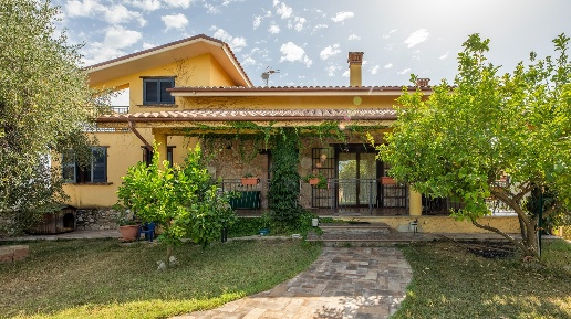 Foto Villa unifamiliare in via Collelungo, Montelibretti di 380 m²