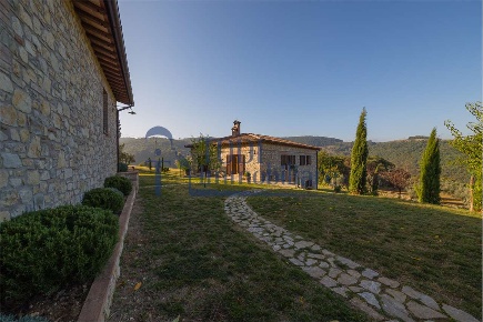 Foto Rustico in Collicello, Amelia di 300 m² con 7 locali in vendita