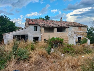 Foto Rustico a Ancona di 300 m² con 8 locali in vendita