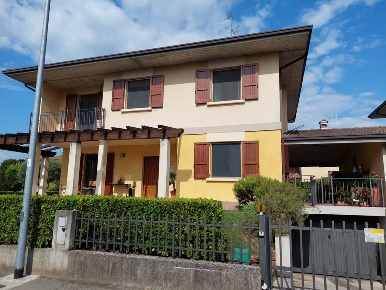 Foto Villa unifamiliare a Poncarale Centro di 330 m² con 5 locali