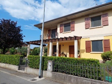 Foto Villa unifamiliare a Poncarale Centro di 330 m² con 5 locali