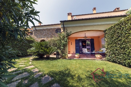 Foto Case semi ndipendenti in VIA DEL GOLF, Garlenda Villafranca di 330 m²