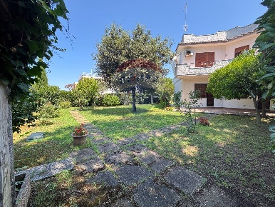 Foto Villa bifamiliare in Via delle viole, Ardea di 147 m² con 7 locali