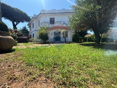 Foto Villa bifamiliare in Via delle viole, Ardea di 160 m² con 7 locali