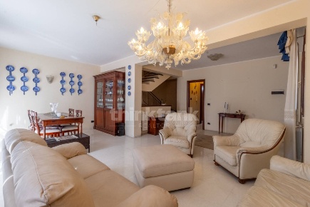 Foto Villa singola in Via Venerando Gangi, Catania di 320 m² con 10 locali
