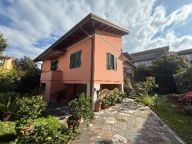 Foto Villa unifamiliare a Carrara Marina di Carrara di 240 m² con 7 locali