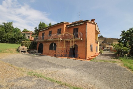 Foto Villa bifamiliare a Casole d'Elsa di 295 m² con 7 locali in vendita