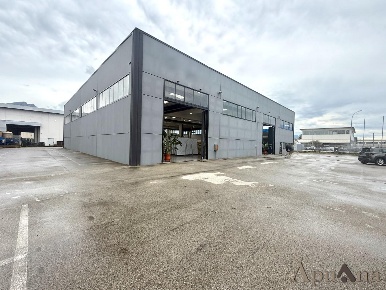 Foto Capannone industriale a Massa Centro di 1200 m² con 4 locali