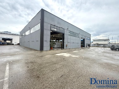 Foto Capannone industriale a Massa Centro di 1200 m² con 4 locali