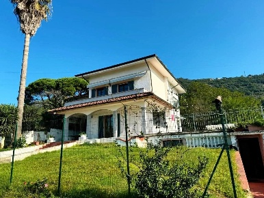 Foto Villa unifamiliare a Carrara Fontia, Fossola, Fossone di 300 m²