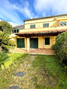 Foto Case semi ndipendenti a Luni Luni Mare di 75 m² con 3 locali
