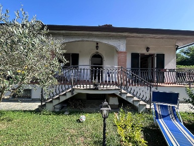 Foto Casa indipendente a Aulla di 320 m² con 13 locali in vendita
