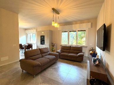Foto Appartamento a Massa Marina di Massa Centro di 118 m² con 5 locali